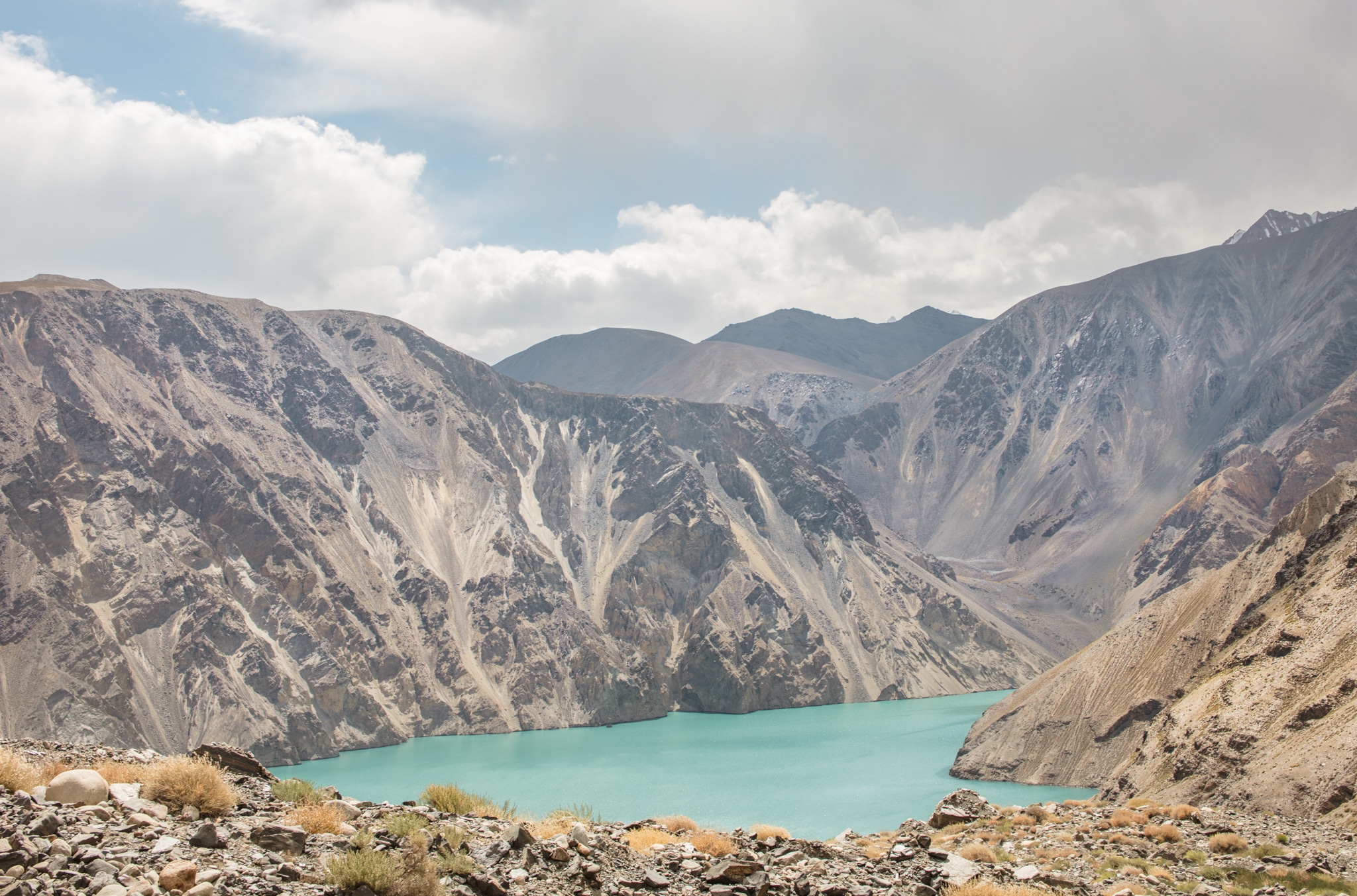Красивые места таджикистана. Озеро Сарэс Таджикистан. Озеро Сарез в Таджикистане. Памир Сарезское озеро. Кули Сарез в Таджикистане.