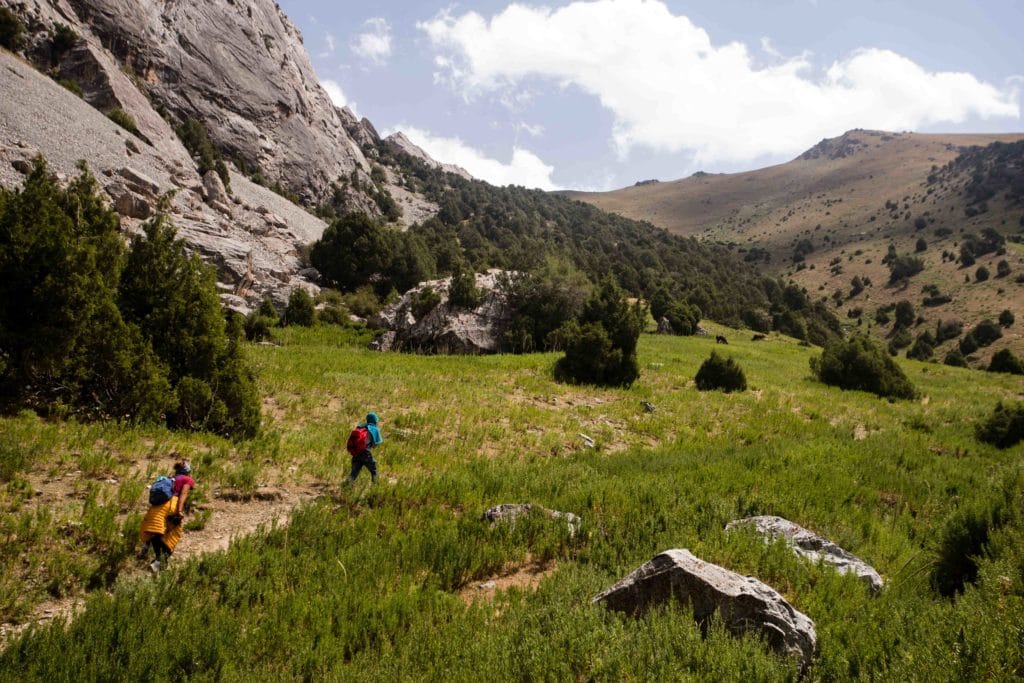 Tourists hiking to Chukurak Pass