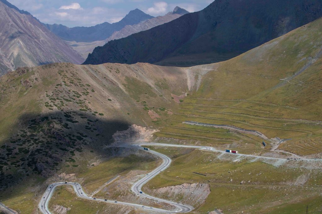 Road to Too Ashuu Pass